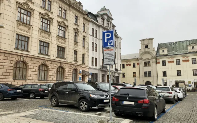 Parkování v Jihlavě I: Na náměstí se toho moc nezměnilo, dá se tam stát i zadarmo