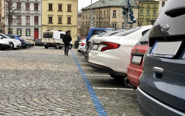 Parkování v Jihlavě I: Na náměstí se toho moc nezměnilo, dá se tam stát i zadarmo