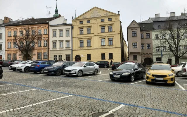 Parkování v Jihlavě I: Na náměstí se toho moc nezměnilo, dá se tam stát i zadarmo