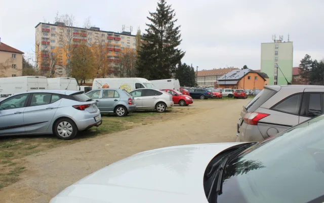 Parkování v Jihlavě II: Za budovou E krajského úřadu je místa dost, na blátivé ploše je parkování zadarmo