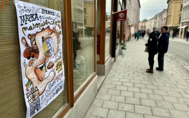 VIDEO: Veselý masopust v centru Jihlavy. V průvodu šla zvířata ze zoo, nadživotní loutky i moderátor v televizi