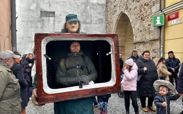 VIDEO: Veselý masopust v centru Jihlavy. V průvodu šla zvířata ze zoo, nadživotní loutky i moderátor v televizi