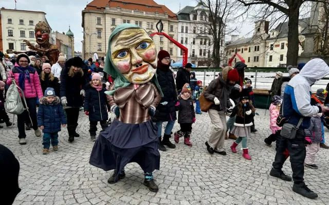 VIDEO: Veselý masopust v centru Jihlavy. V průvodu šla zvířata ze zoo, nadživotní loutky i moderátor v televizi