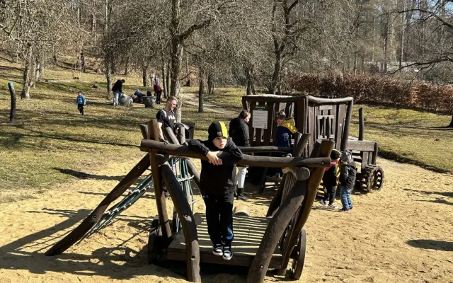 VIDEO: Konec prázdnin v Zoo Jihlava. Snové počasí, davy návštěvníků a nahřáté zvířecí kožíšky