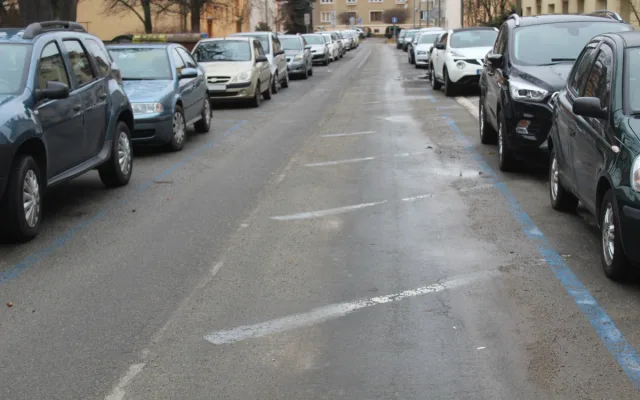 Značení na silnici v ulici Leoše Janáčka není zcela jasné.