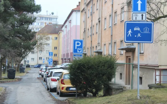 Radnice se letos na jaře zaměří na zlepšení modrých zón ve vnitroblocích okolo Vrchlického ulice.