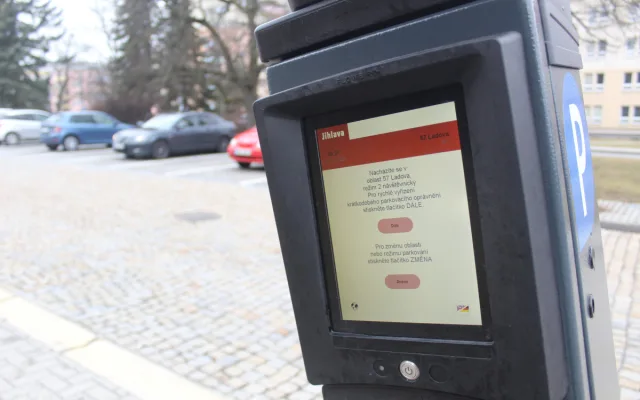 Parkovací automat pře Domem zdraví je vyvrácený, ale funkční.