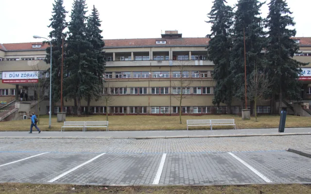 Ve všední dny odpoledne bývá i před Domem zdraví dost místa.