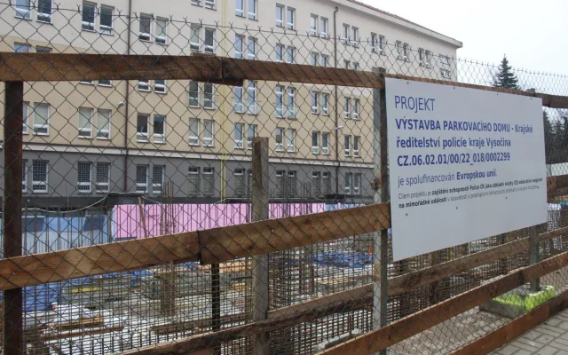 U krajského policejního ředitelství se staví parkovací dům.