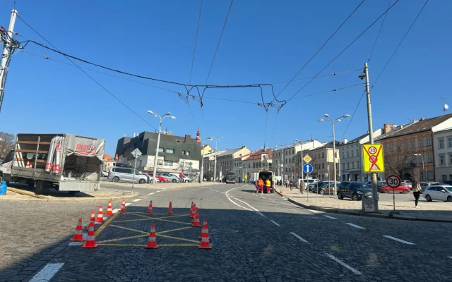 Průjezd náměstím bude plynulejší a bezpečnější. Novotou zářící bílé čáry doplní ještě ostrůvky