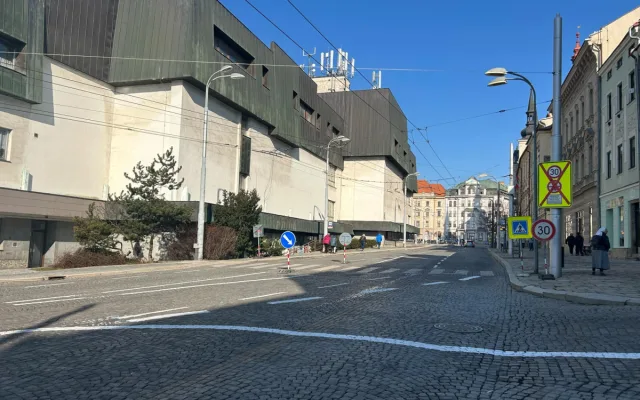 Průjezd náměstím bude plynulejší a bezpečnější. Novotou zářící bílé čáry doplní ještě ostrůvky