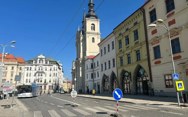 Průjezd náměstím bude plynulejší a bezpečnější. Novotou zářící bílé čáry doplní ještě ostrůvky