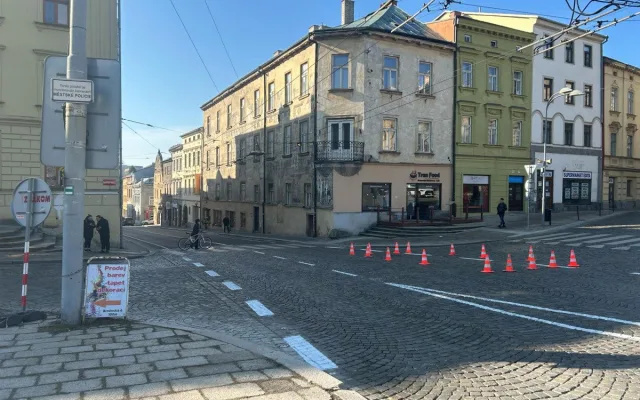 Průjezd náměstím bude plynulejší a bezpečnější. Novotou zářící bílé čáry doplní ještě ostrůvky