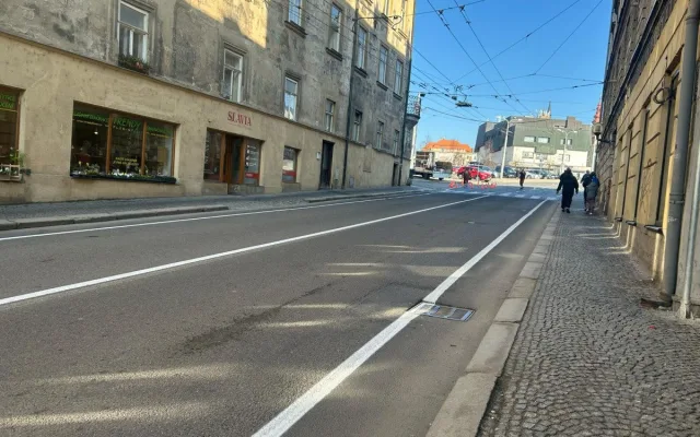 Průjezd náměstím bude plynulejší a bezpečnější. Novotou zářící bílé čáry doplní ještě ostrůvky