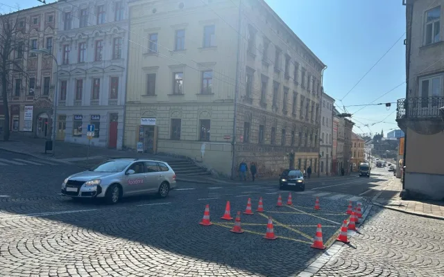 Průjezd náměstím bude plynulejší a bezpečnější. Novotou zářící bílé čáry doplní ještě ostrůvky