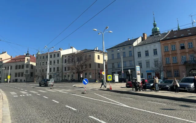 Průjezd náměstím bude plynulejší a bezpečnější. Novotou zářící bílé čáry doplní ještě ostrůvky
