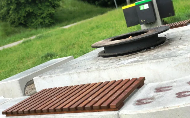 Lidé v Jihlavě kolem griloviště pohazují odpadky. Město jej pravidelně servisuje, teď je v plánu důkladné čištění