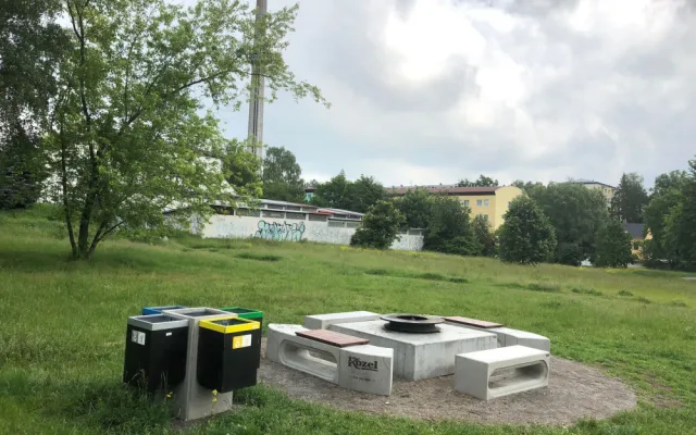 Lidé v Jihlavě kolem griloviště pohazují odpadky. Město jej pravidelně servisuje, teď je v plánu důkladné čištění