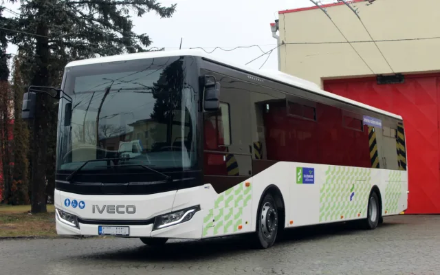 Na Jihlavsku dnes poprvé vyjel dopravce ČSAD Autobusy České Budějovice. Jezdí novými autobusy Iveco. Foto: Busem Vysočina (facebook)