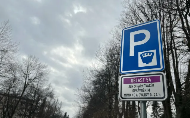 Parkování v Jihlavě V: Na sídlišti U Hřbitova se situace zlepšila, pro návštěvy mají lidé hodiny zdarma