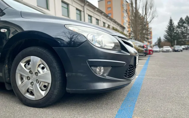Parkování v Jihlavě V: Na sídlišti U Hřbitova se situace zlepšila, pro návštěvy mají lidé hodiny zdarma