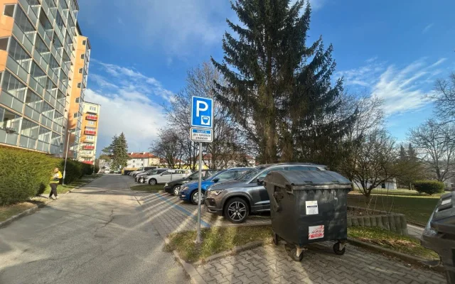 Parkování v Jihlavě V: Na sídlišti U Hřbitova se situace zlepšila, pro návštěvy mají lidé hodiny zdarma