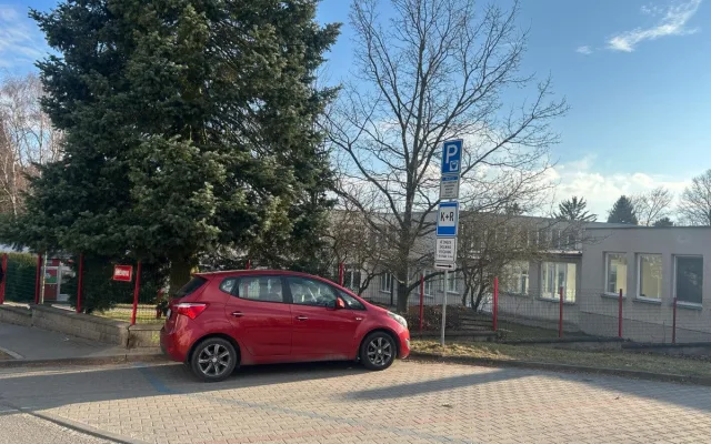 Parkování v Jihlavě V: Na sídlišti U Hřbitova se situace zlepšila, pro návštěvy mají lidé hodiny zdarma
