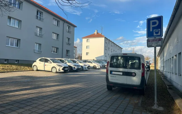 Parkování v Jihlavě V: Na sídlišti U Hřbitova se situace zlepšila, pro návštěvy mají lidé hodiny zdarma