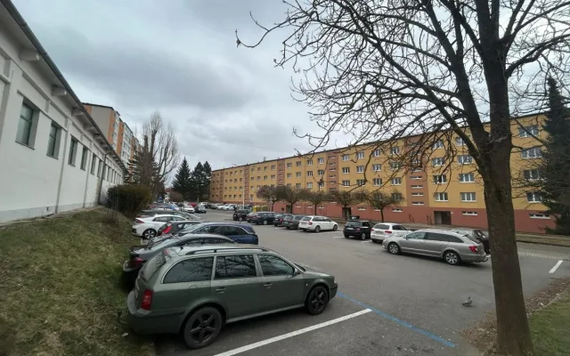 Parkování v Jihlavě V: Na sídlišti U Hřbitova se situace zlepšila, pro návštěvy mají lidé hodiny zdarma