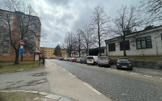 Parkování v Jihlavě V: Na sídlišti U Hřbitova se situace zlepšila, pro návštěvy mají lidé hodiny zdarma