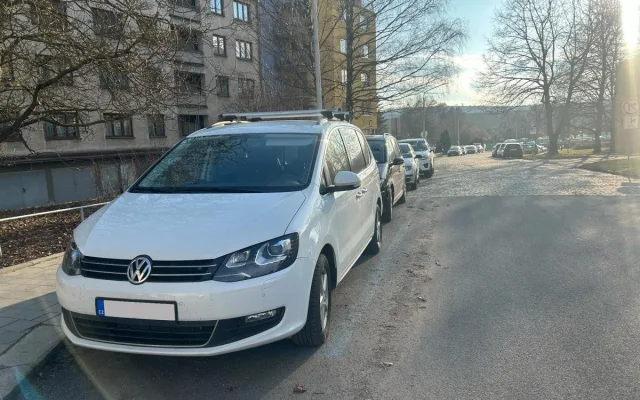 Parkování v Jihlavě V: Na sídlišti U Hřbitova se situace zlepšila, pro návštěvy mají lidé hodiny zdarma