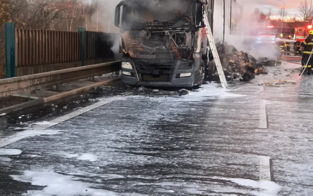 Hasiči v Havlíčkově Brodě bojovali s hořícím náklaďákem, který vezl elektroniku. Lidé nemají otvírat okna