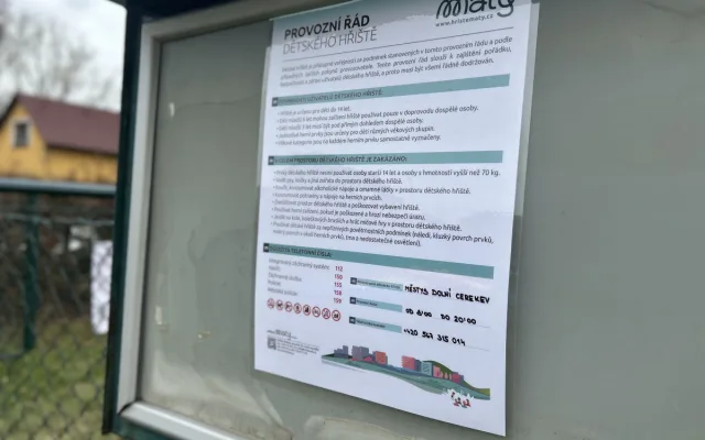 VIDEO: Děti v Dolní Cerekvi dnes testovaly nové hřiště. Nejvíc chválily molekuly, které jsou v ČR unikátní