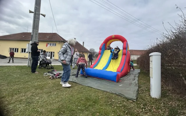 VIDEO: Děti v Dolní Cerekvi dnes testovaly nové hřiště. Nejvíc chválily molekuly, které jsou v ČR unikátní