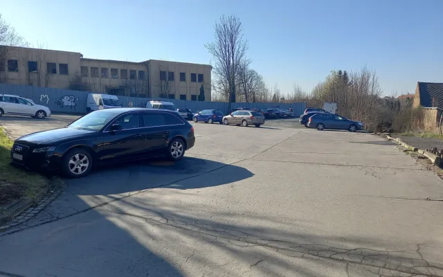 Parkování v Jihlavě VI: U starého Jihlavanu se parkuje zdarma a na dohled od centra