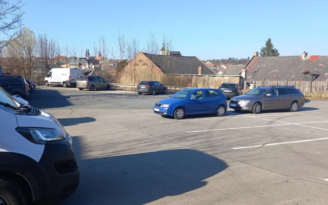 Parkování v Jihlavě VI: U starého Jihlavanu se parkuje zdarma a na dohled od centra