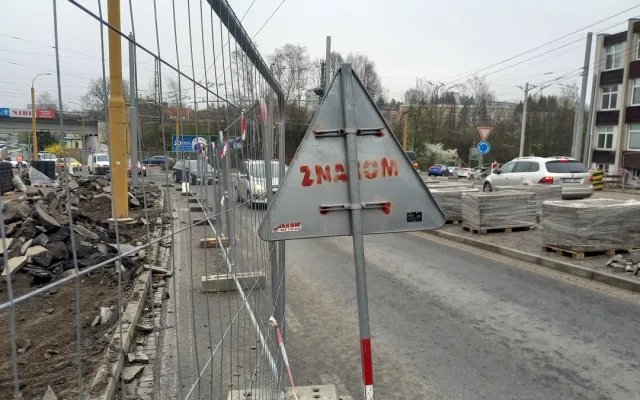 Křižovatku u Rozkvětu a dopravní terminál propojí nová silnice. Dělníci jí budují vedle Sila