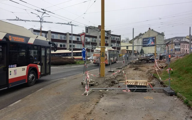 Křižovatku u Rozkvětu a dopravní terminál propojí nová silnice. Dělníci jí budují vedle Sila