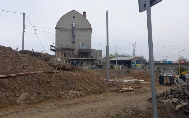 Křižovatku u Rozkvětu a dopravní terminál propojí nová silnice. Dělníci jí budují vedle Sila
