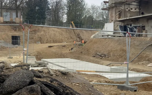 Křižovatku u Rozkvětu a dopravní terminál propojí nová silnice. Dělníci jí budují vedle Sila
