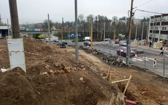 Křižovatku u Rozkvětu a dopravní terminál propojí nová silnice. Dělníci jí budují vedle Sila