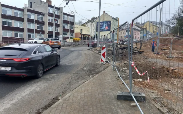 Křižovatku u Rozkvětu a dopravní terminál propojí nová silnice. Dělníci jí budují vedle Sila