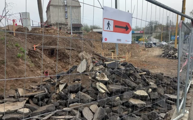 Křižovatku u Rozkvětu a dopravní terminál propojí nová silnice. Dělníci jí budují vedle Sila