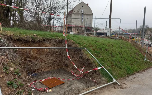 Křižovatku u Rozkvětu a dopravní terminál propojí nová silnice. Dělníci jí budují vedle Sila