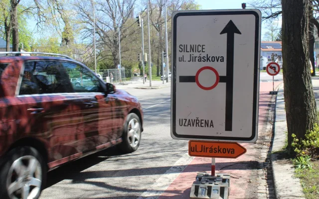 Jiráskova ulice je uzavřená. Demontují se jeřáby, které stavěly Horáckou arénu