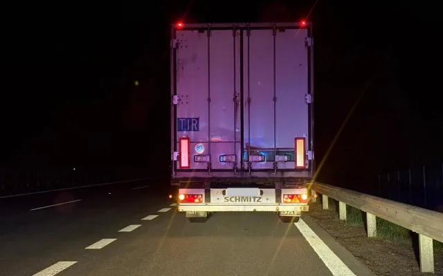 Policisté si posvítili na parkování kamionů na dálnici, rozdali 33 pokut