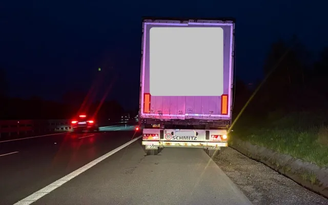Policisté si posvítili na parkování kamionů na dálnici, rozdali 33 pokut