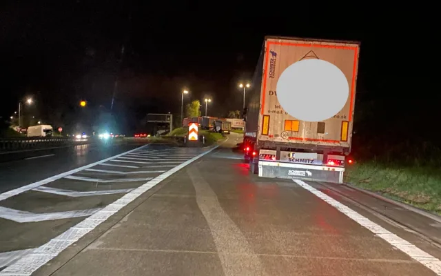 Policisté si posvítili na parkování kamionů na dálnici, rozdali 33 pokut