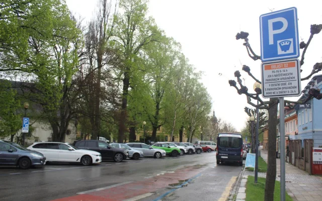 Parkování v Jihlavě VII: Před gymnáziem a kinem Dukla nyní platí nová pravidla