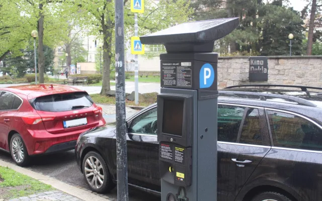 Parkování v Jihlavě VII: Před gymnáziem a kinem Dukla nyní platí nová pravidla
